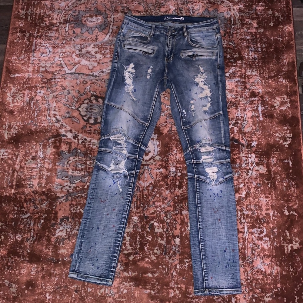 Medium dark wash ripped jeans with paint splatters & zippers!